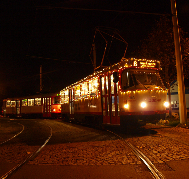 Olomoucké ulice opět brázdí vánoční tramvaj