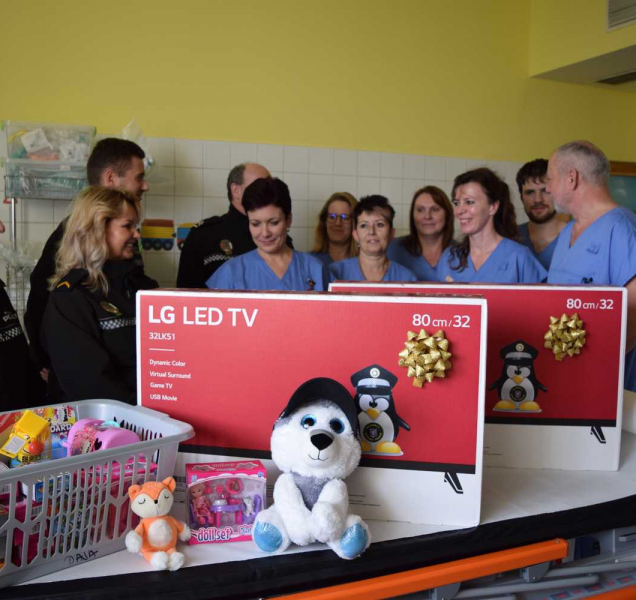 Olomoučtí strážníci obdarovali děti ve fakultní nemocnici