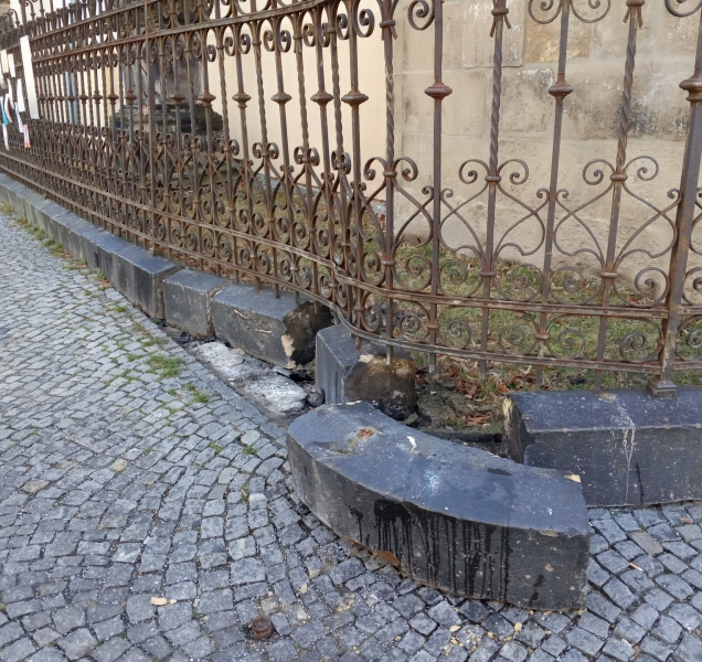 Do oplocení u Michala v centru Olomouce nabouralo auto