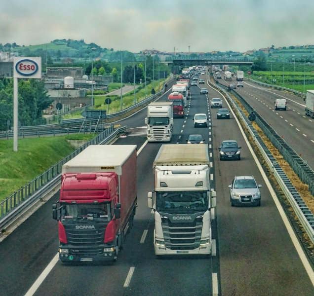 Policie kontroluje dodržování zákazu vjezdu kamionů