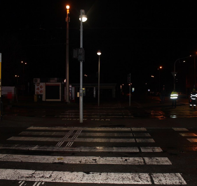 Řidič v Olomouci v noci srazil chodkyni na přechodu