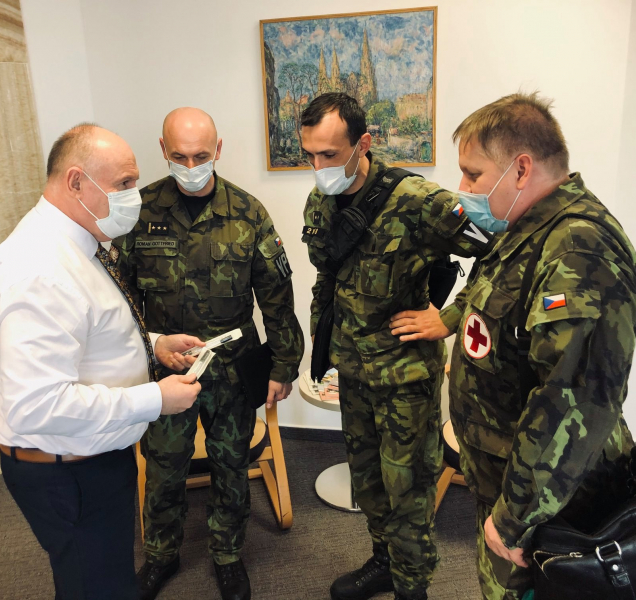 Na vybraná místa nově pouze s rouškou, nařídil kraj