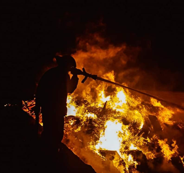 Zásobu dřeva u Suchonic zachvátil požár
