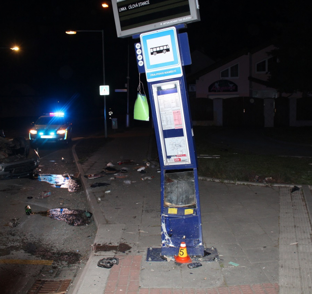 Opilý řidič naboural do odjezdové tabule MHD