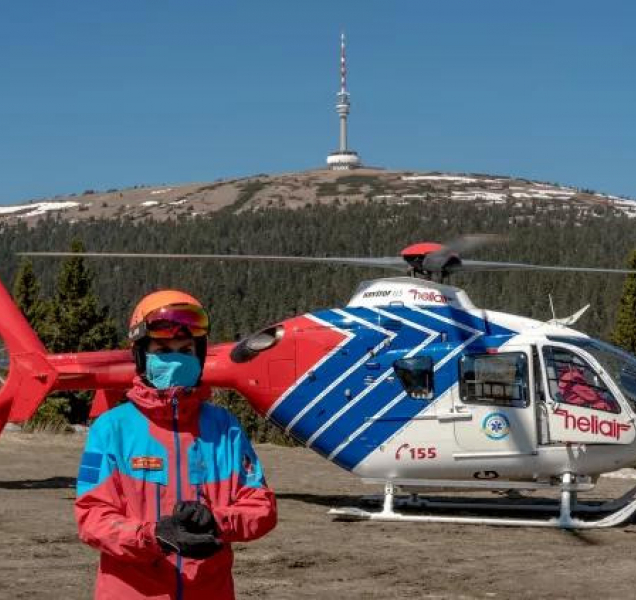 Lyžař nezvládl jízdu, přiletěl pro něj vrtulník