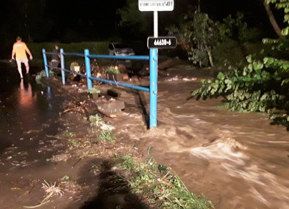 Kraj zasáhl silný déšť, hasiči zasahují u více než 50 událostí