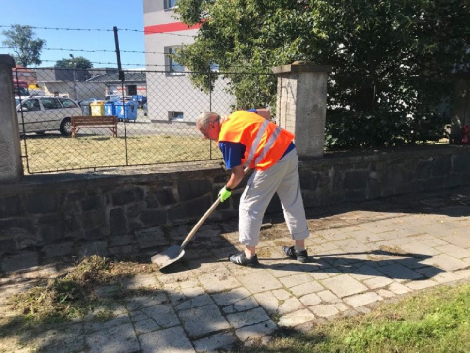 Lidé bez domova pomáhají s úklidem Olomouce