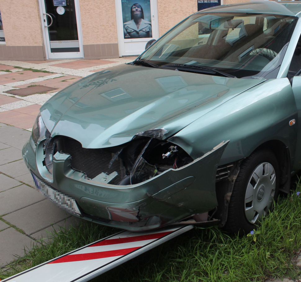 Řidič auta přehlédl autobus, došlo k nehodě