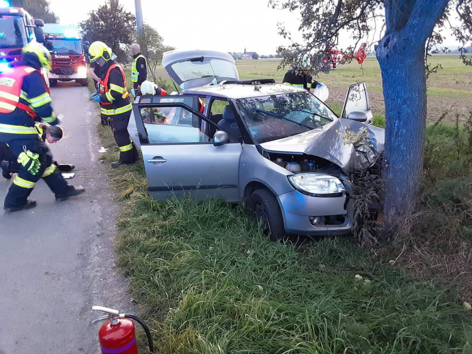 Auto u Renot narazilo do stromu, pět lidí je zraněných