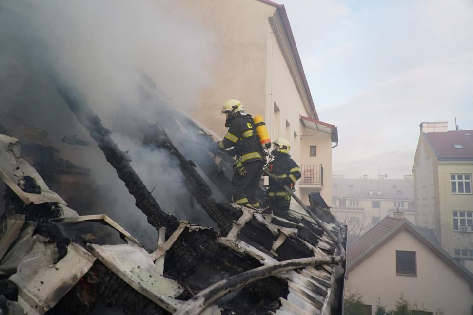 Hasiči zasahovali u požáru na Blažejském náměstí, takto vypadal