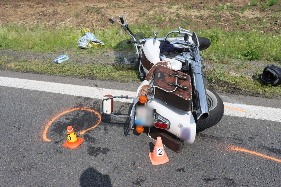 Další bouračky motocyklů: obě zřejmě zavinili řidiči aut
