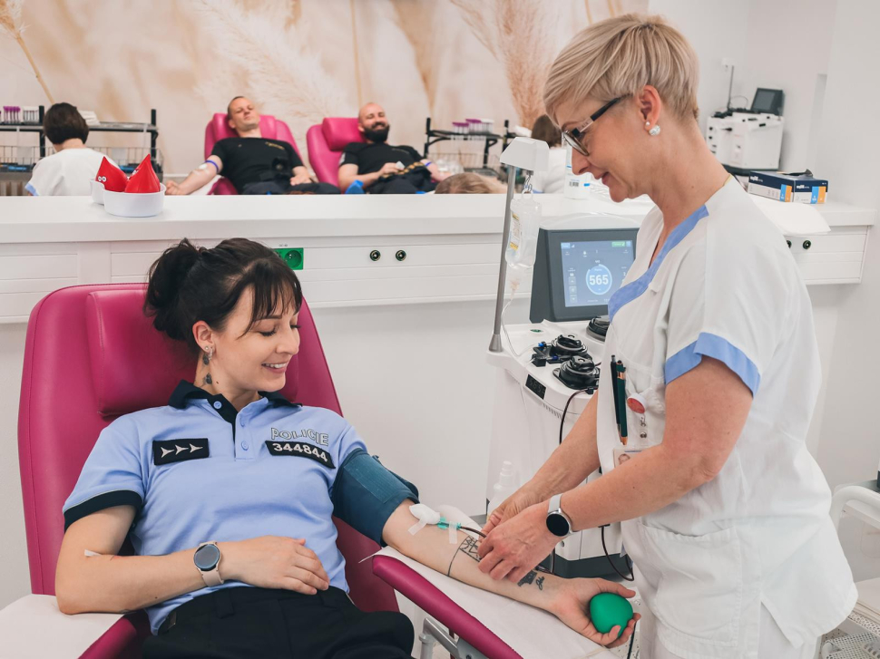 Hasiči, záchranáři a policisté darovali desítky litrů krve