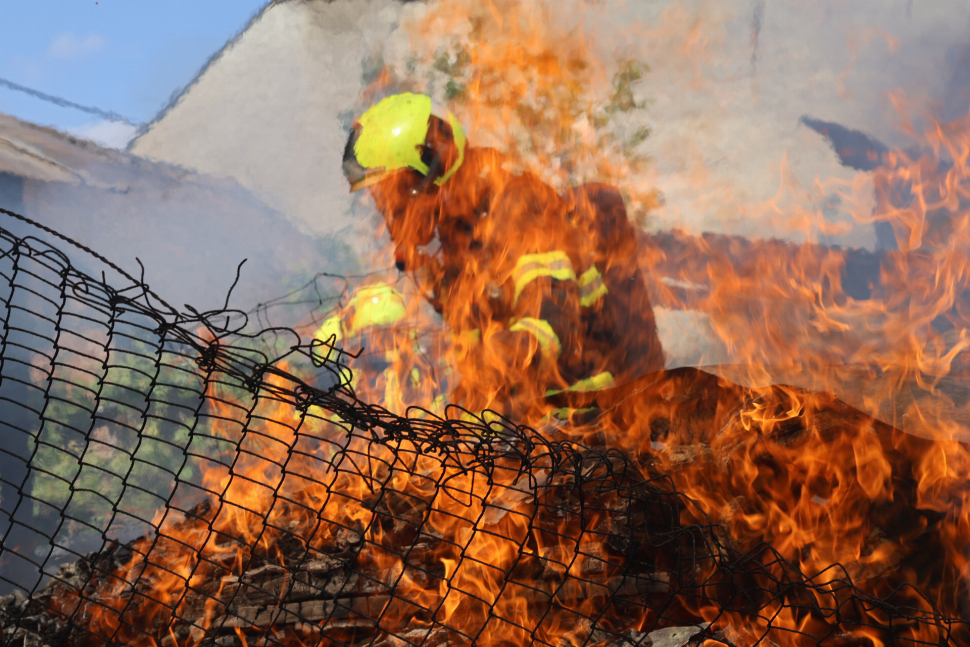 Muž pálil trávu, požár zachvátil sousedící dům