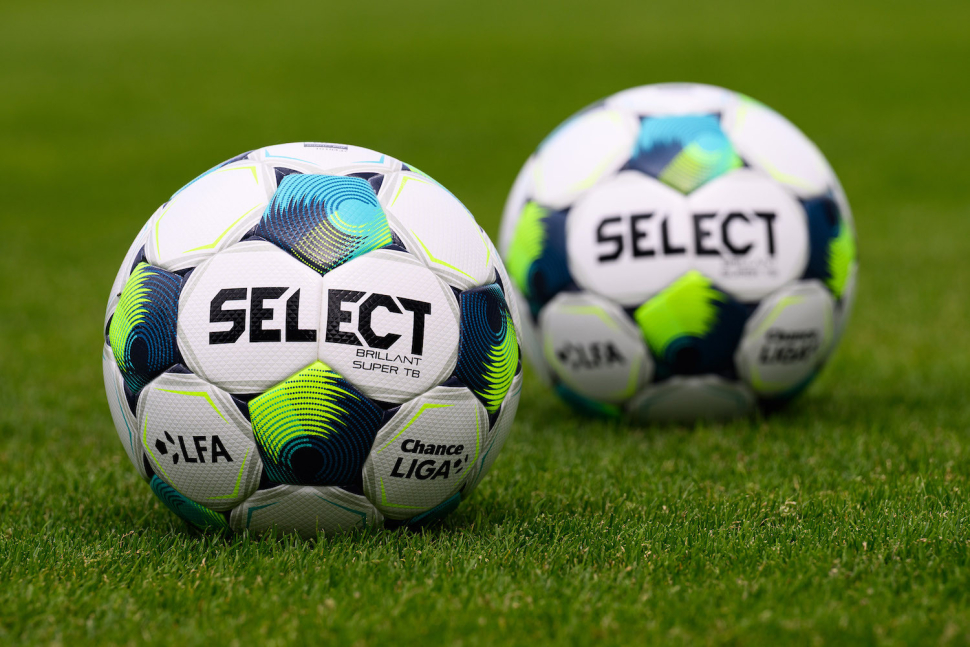 Nový míč pro sezonu 2025/26 profesionálních soutěží