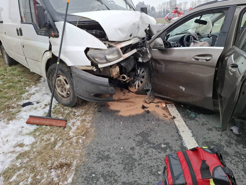 U Nové Dědiny se střetla dodávka s osobním autem