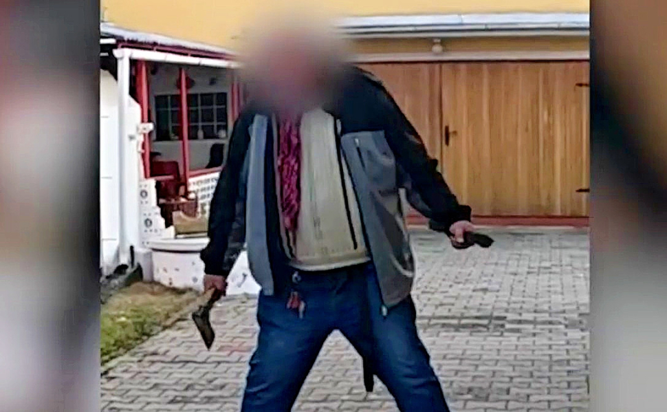 Na policisty se sekerou a nožem! Agresora zneškodnili taserem