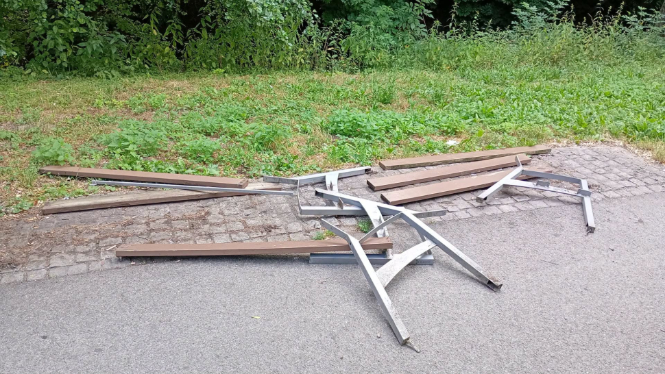 Vandalové ničili vybavení ve Smetanových a Bezručových sadech