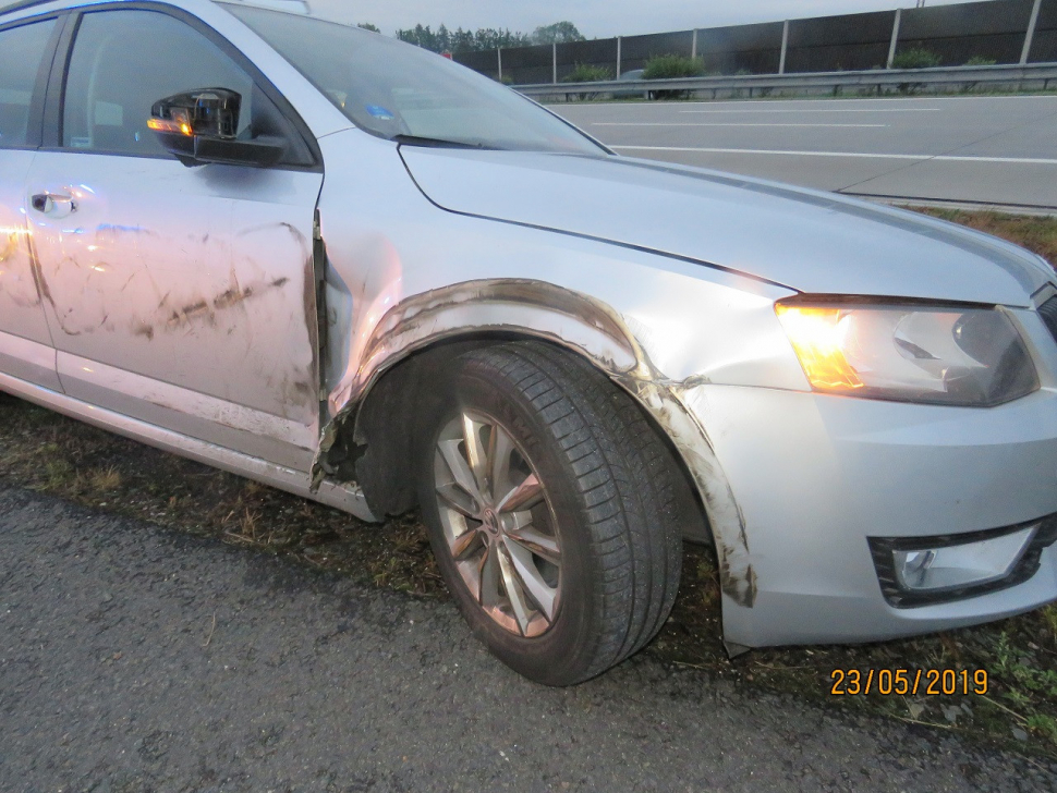 Tahač to na dálnici u Hranic opřel o auto