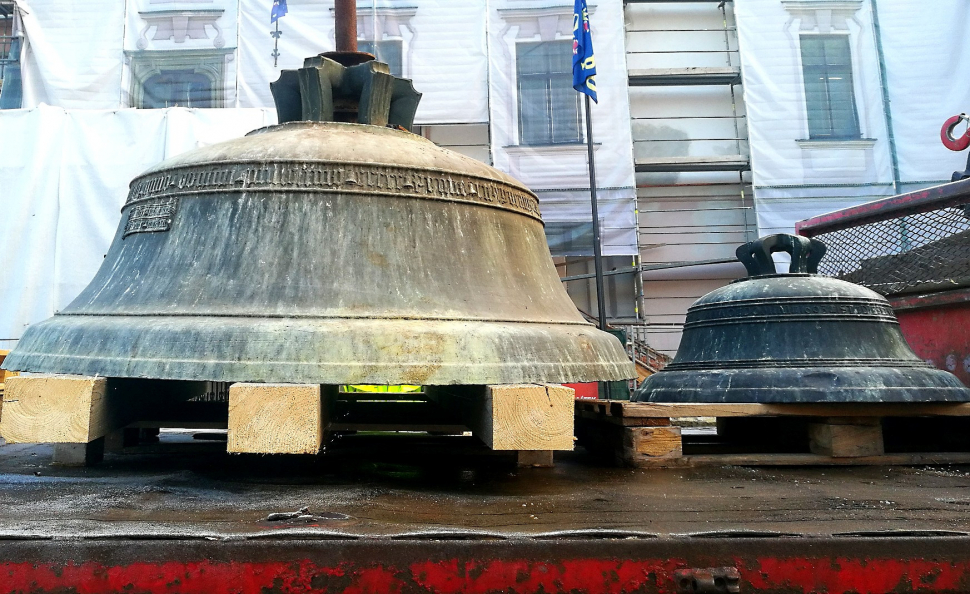 Restaurátoři odvezli dvojici cymbálů z olomoucké radnice