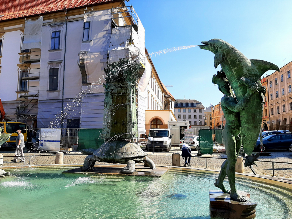 Pracovníci technických služeb dnes spustili Arionovu kašnu