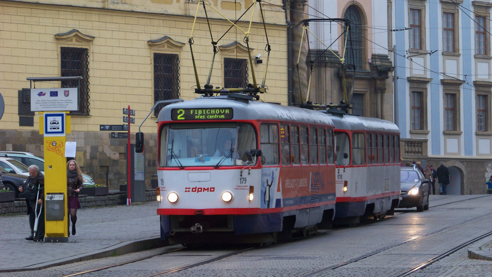 Opilec jel v tramvaji bez roušky a bil spolucestující